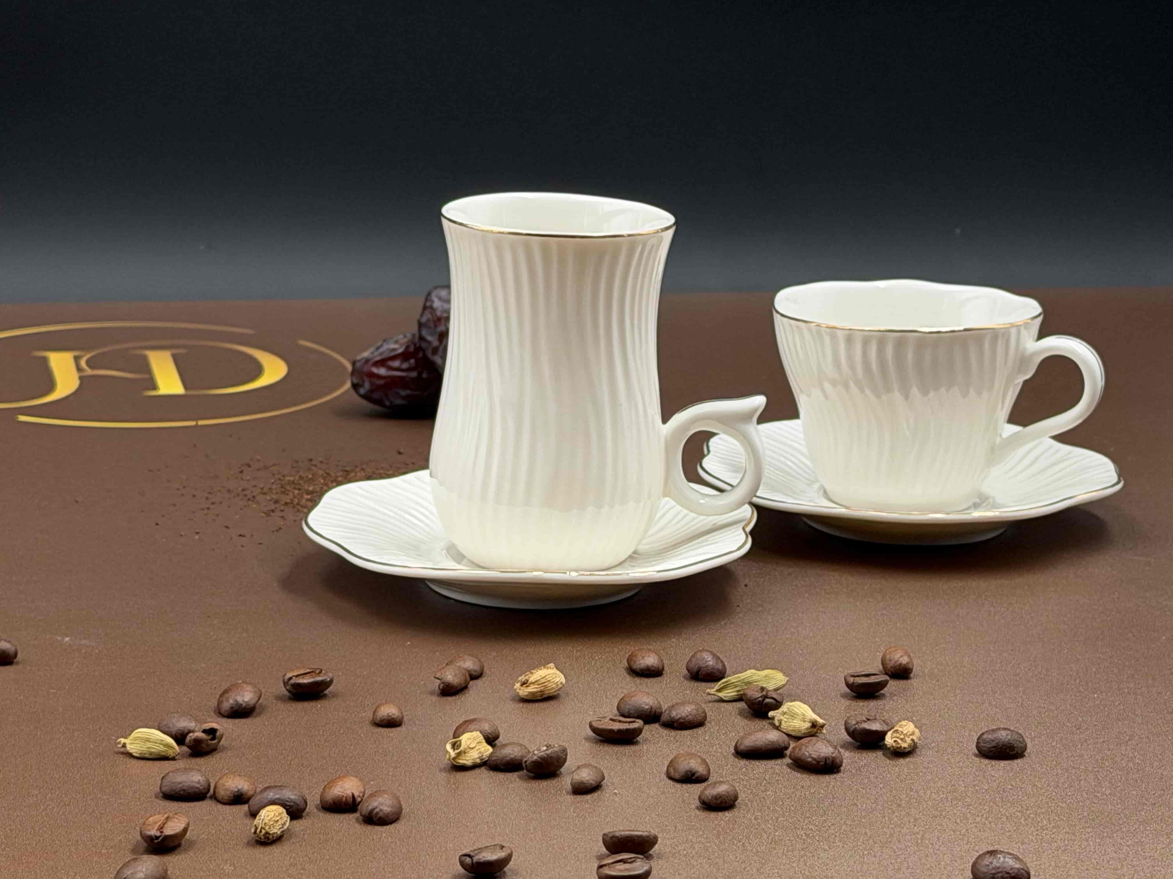 كاسات شاي وقهوة
