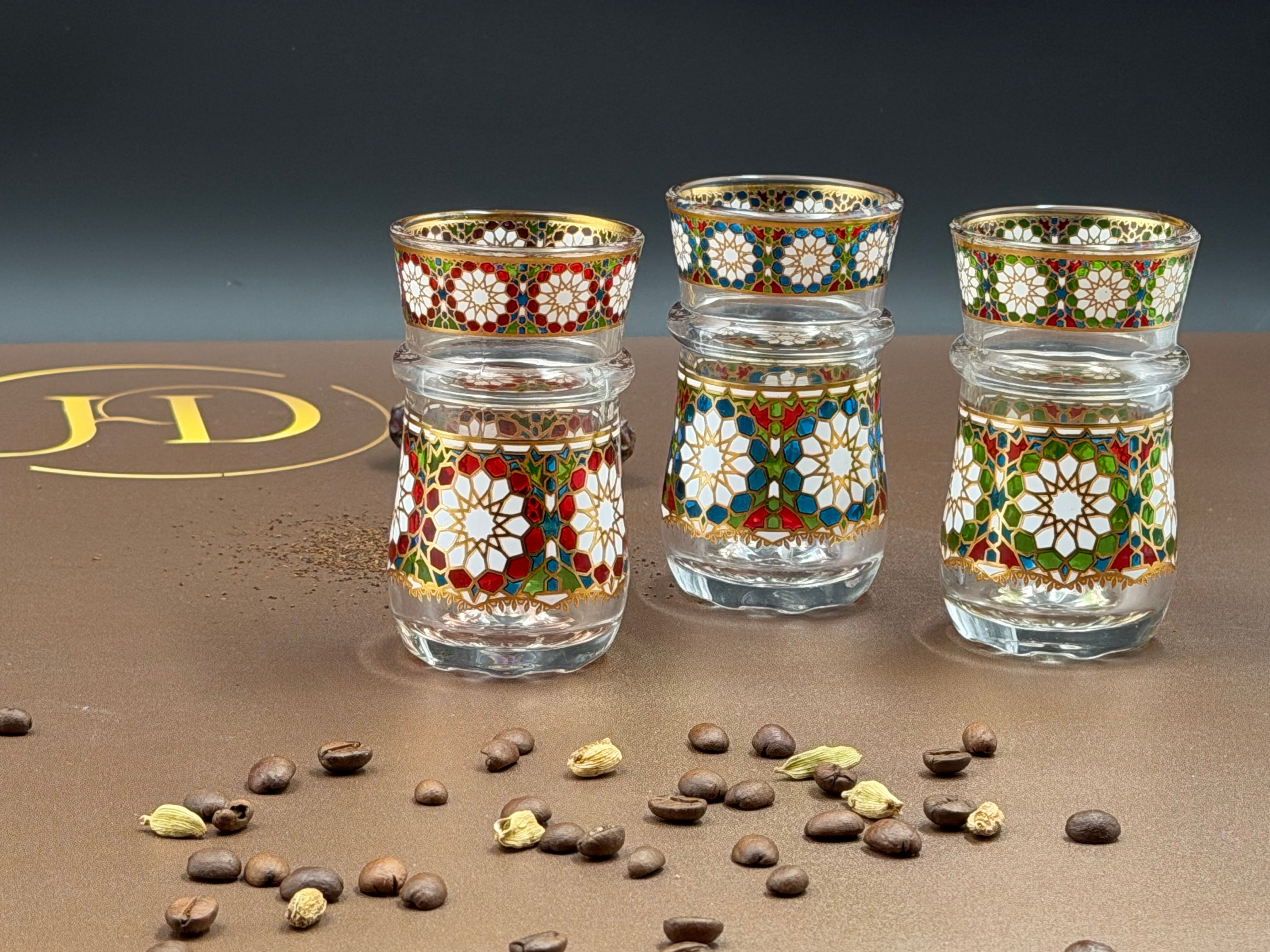 كاسات شاي وقهوة